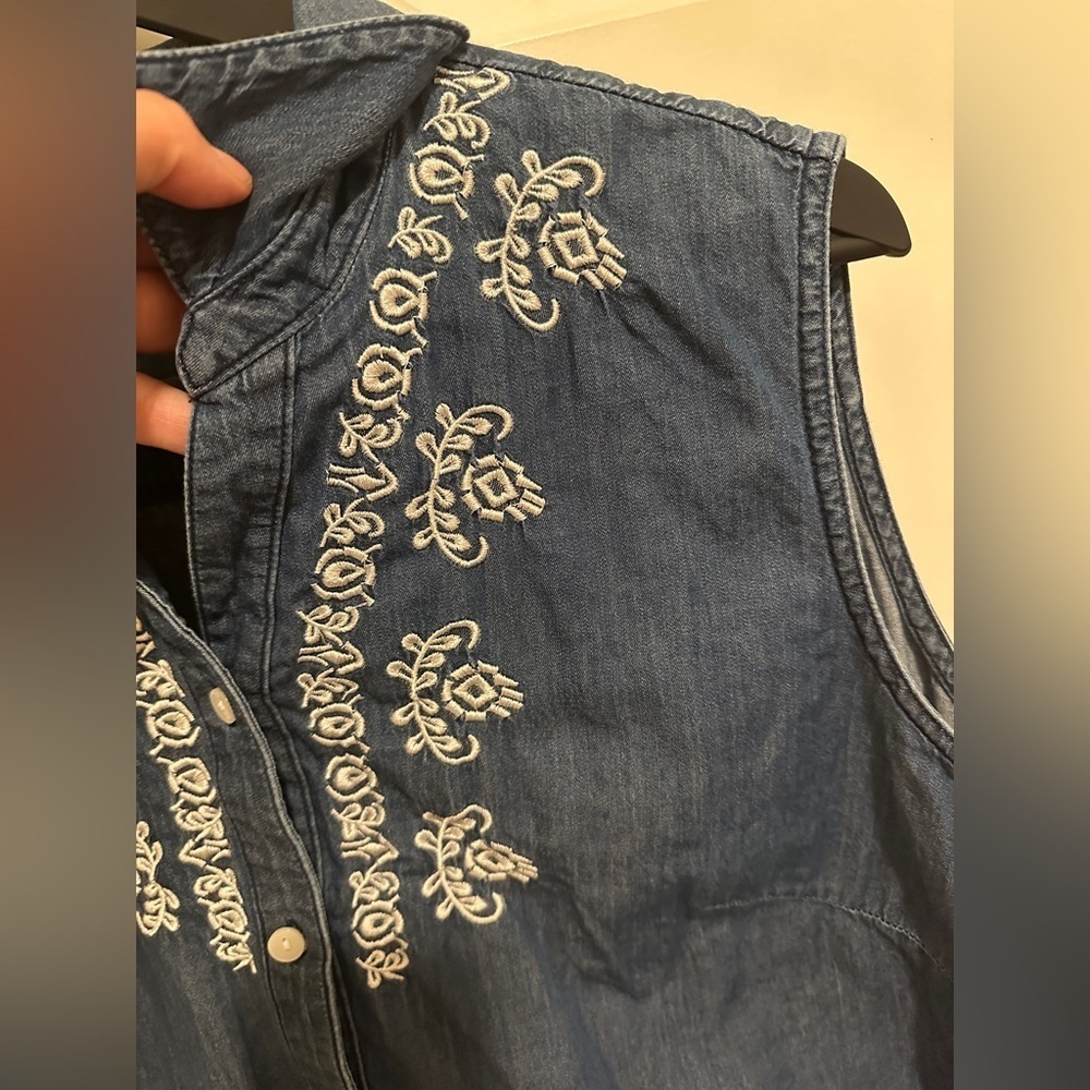 Alia Petite Floral Embroidered Denim Sleeveless Collared Blouse Size 12P Women’s - Picture 5 of 8